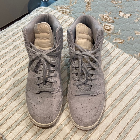 Woman’s high top Nike sneakers dunks? - Picture 2 of 7